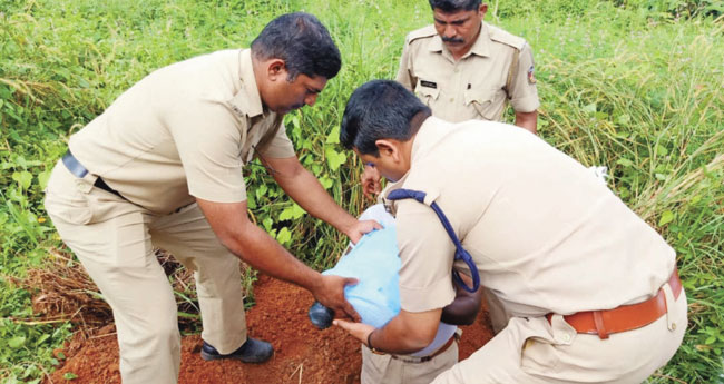 നവജാതശിശുവിന്‍റെ സംസ്കാരത്തെച്ചൊല്ലി  പോലീസും നഗരസഭയും തമ്മിൽ തർക്കം