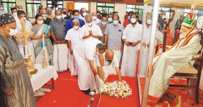 വ​ലി​യ മെ​ത്രാ​പ്പോ​ലീ​ത്ത​യ്ക്ക് അ​ന്തി​മോ​പ​ചാ​രം അ​ർ​പ്പി​ച്ച് ഗ​വ​ർ​ണ​റും മു​ഖ്യ​മ​ന്ത്രി​യും സ​ഭാ മേലധ്യക്ഷന്മാരും
