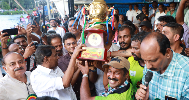 വീ​​യ​​പു​​രം  ചു​​ണ്ട​​ന്‍ ജേ​​താ​​വ്