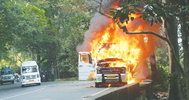 താ​മ​ര​ശേ​രി ചു​ര​ത്തി​ൽ ടെ​മ്പോ ട്രാ​വ​ല​റി​ന് തീ​പി​ടി​ച്ചു