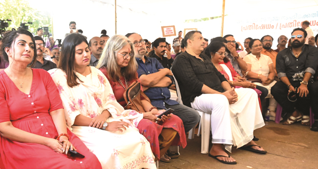 ‘സെ​ൻ​സ​ർ ക​ട്ടി​നെ​തി​രേ,  ക​ത്രി​ക​ക​ൾ  കു​പ്പ​ത്തൊ​ട്ടി​യി​ലി​ട്ട് ’ സിനിമാ സംഘടനകളുടെ സമരം