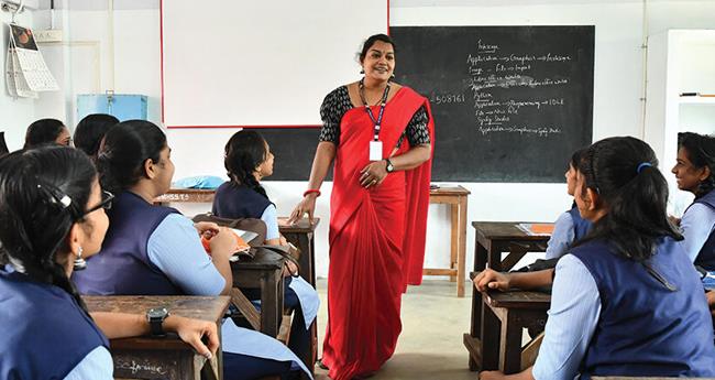 സ്കൂ​ൾ പാ​ഠ്യ​പ​ദ്ധ​തി പ​രി​ഷ്ക​ര​ണം ക്ലാ​സ് മു​റി​ക​ളി​ലെ ച​ർ​ച്ച ഇ​ന്ന്