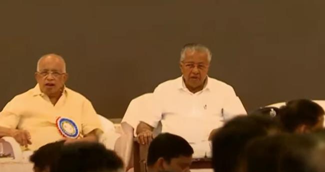 മു​ഖ്യ​മ​ന്ത്രി​യു​ടെ പ​രി​പാ​ടി ന​ട​ന്ന പാ​ല​ക്കാ​ട്ടെ വേ​ദി​ക്ക് പു​റ​ത്ത് തീ​യും പു​ക​യും
