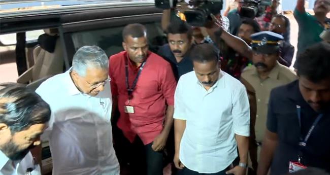 മെ​ഡി​ക്ക​ൽ കോ​ള​ജ് അ​പ​ക​ടം; മു​ഖ്യ​മ​ന്ത്രി സ​ന്ദ​ർ​ശി​ച്ചു