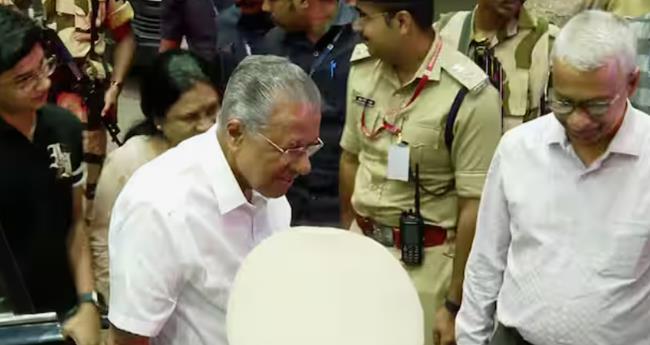 തു​ട​ർ​ചി​കി​ത്സ; മു​ഖ്യ​മ​ന്ത്രി അ​മേ​രി​ക്ക​യി​ലേ​ക്ക് പു​റ​പ്പെ​ട്ടു