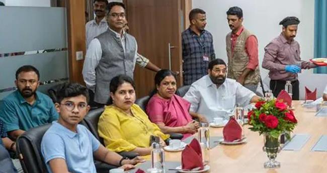 മു​ഖ്യ​മ​ന്ത്രി​യു​ടെ യോ​ഗ​ത്തി​ൽ കൊ​ച്ചു​മ​ക​ൻ; വി​മ​ർ​ശി​ച്ച് ജേ​ക്ക​ബ് തോ​മ​സ്