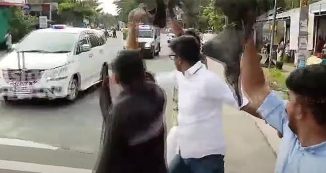 മു​ഖ്യ​മ​ന്ത്രി​ക്കു നേ​രെ ക​രി​ങ്കൊ​ടി ; കെ​എ​സ്‌​യു-​എം​എ​സ്എ​ഫ് പ്ര​വ​ര്‍​ത്ത​ക​ര്‍ ക​സ്റ്റ​ഡി​യി​ൽ