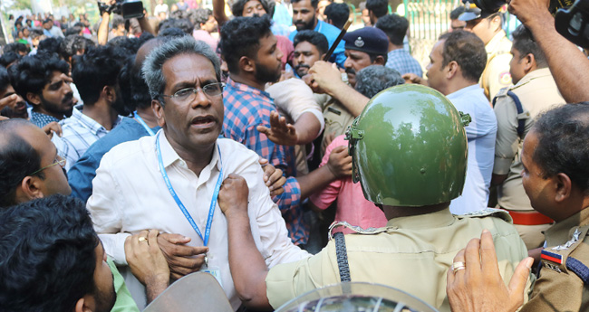 സിഎംഎസിൽ എസ്എഫ്ഐക്കെതിരേ വിദ്യാർഥികൾ, സംഘർഷം