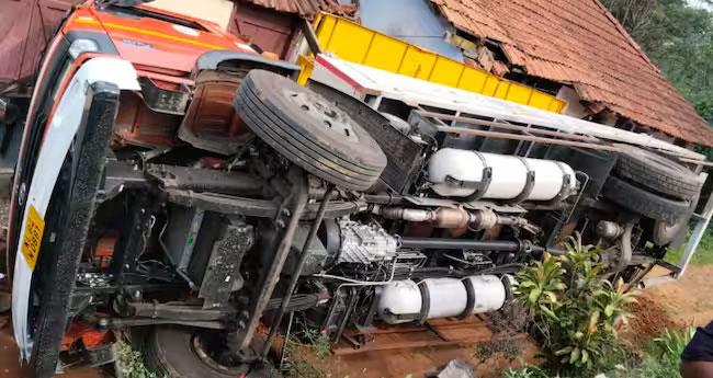 വ​യ​നാ​ട്ടി​ൽ സി​എ​ൻ​ജി സി​ലി​ണ്ട​റു​ക​ളു​മാ​യി പോ​യ ലോ​റി മ​റി​ഞ്ഞു
