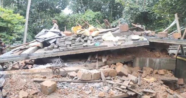 പ​റ​വൂ​രി​ൽ നി​ർ​മാ​ണ​ത്തി​ലി​രു​ന്ന ഇ​രു​നി​ല വീ​ട് നി​ലം​പ​തി​ച്ചു
