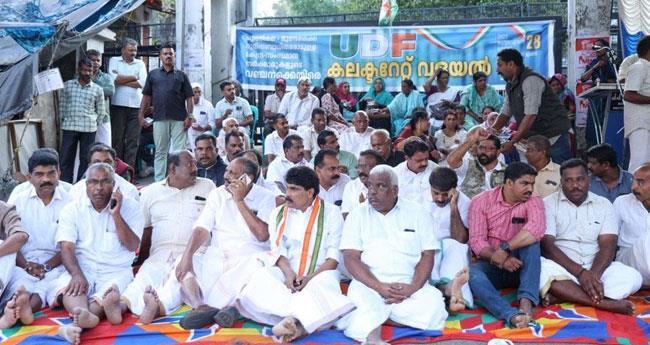വ​യ​നാ​ട്ടി​ൽ യു​ഡി​എ​ഫ് ക​ള​ക്ട​റേ​റ്റ് ഉ​പ​രോ​ധ​ത്തി​നി​ടെ സം​ഘ​ർ​ഷം