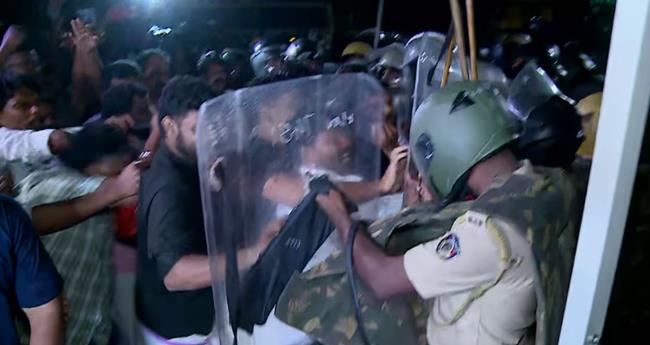 ഷാ​ഫി പ​റ​ന്പി​ലി​ന് മ​ർ​ദ​ന​മേ​റ്റ സം​ഭ​വം; യൂ​ത്ത് കോ​ൺ​ഗ്ര​സ് മാ​ർ​ച്ചി​ൽ സം​ഘ​ർ​ഷം