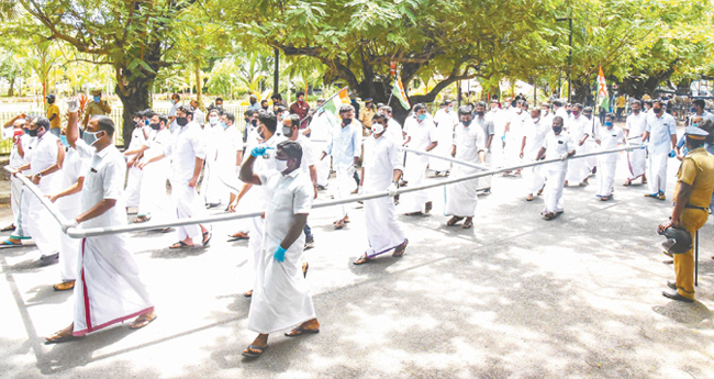 കോ​വി​ഡ് പ്രോ​ട്ടാ​ക്കോ​ൾ കാറ്റിൽപ്പറത്തി  കേ​ര​ളം പ്ര​ക്ഷോ​ഭ​ച്ചൂ​ടി​ലേ​ക്ക്