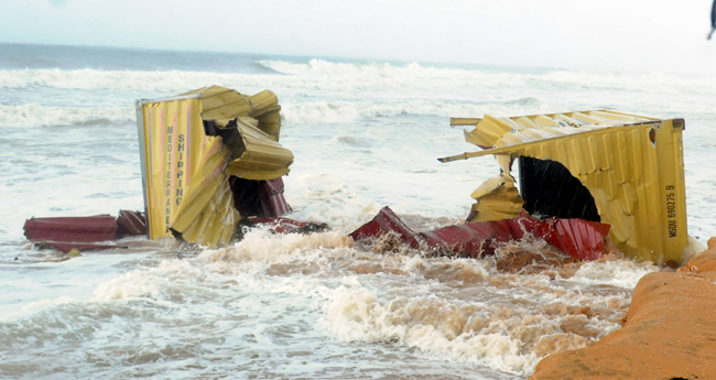 ക​ണ്ടെ​യ്ന​റു​ക​ൾ  തി​രു​വ​ന​ന്ത​പു​ര​ത്തെ  വി​വി​ധ തീ​ര​ങ്ങ​ളി​ൽ