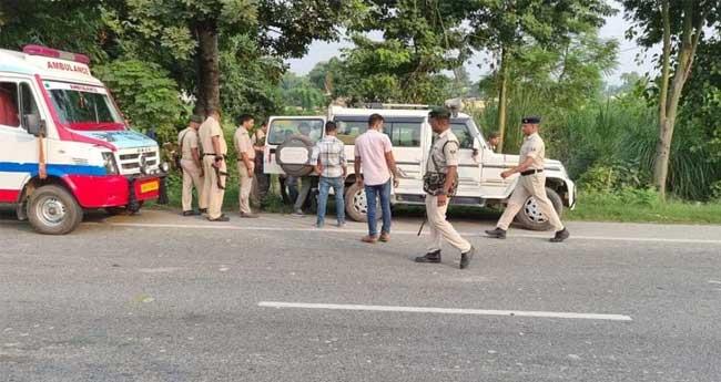 പോ​ലീ​സു​കാ​ര​നെ കൊ​ല​പ്പെ​ടു​ത്തി​യ കേ​സ്; പോ​ലീ​സ് വാ​ഹ​ന​ത്തി​ല്‍ നി​ന്ന് ര​ക്ഷ​പ്പെ​ടാ​ന്‍ ശ്ര​മി​ച്ച പ്ര​തി​ക​ള്‍ വെ​ടി​യേ​റ്റു മ​രി​ച്ചു