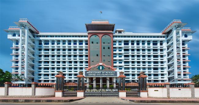 മി​ക​ച്ച ന​ട​പ്പാ​ത ഇ​ല്ലാ​തെ എ​ന്ത് ന​ഗ​ര​മാ​ണി​ത്; കൊ​ച്ചി​യി​ലെ റോ​ഡു​ക​ൾ ത​ക​ർ​ന്നു: വി​മ​ർ​ശ​ന​വു​മാ​യി ഹൈ​ക്കോ​ട​തി