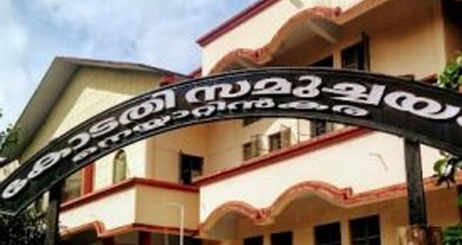 കോ​ട​തി കെ​ട്ടി​ട​ത്തി​ന്‍റെ മു​ക​ളി​ൽ നി​ന്ന് ചാ​ടി; പോ​ക്സോ കേ​സ് പ്ര​തി​ക്ക് ഗു​രു​ത​ര പ​രി​ക്ക്