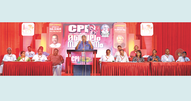സി​പി​ഐ​യി​ലെ വി​വാ​ദ ശ​ബ്ദ​രേ​ഖ; വേ​ദി പ​ങ്കി​ട്ട് നേ​താ​ക്ക​ള്‍