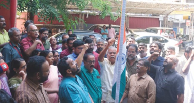ഭാ​ര​ത് മാ​താ​യ്ക്ക് ജ​യ് വി​ളി​ച്ച് സി​പി​ഐ