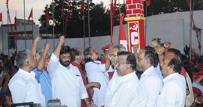 ചെ​ങ്കൊ​ടി ഉ​യ​ർ​ന്നു; സി​പി​ഐ സം​സ്ഥാ​ന സ​മ്മേ​ള​ന​ത്തി​നു തു​ട​ക്ക​മാ​യി