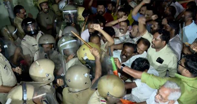 തൃശൂരിൽ പോർവിളിയും സംഘർഷവും; പോ​ലീ​സ് ലാ​ത്തി വീ​ശി