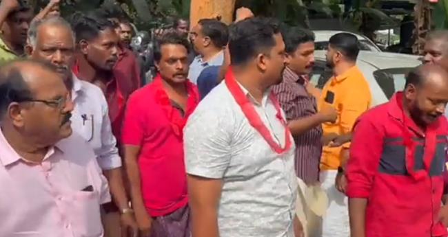 കൗ​ൺ​സി​ല​റെ ത​ട്ടി​ക്കൊ​ണ്ടു​പോ​യ കേ​സ്; പ്ര​തി​ക​ൾ​ക്ക് സി​പി​എം സ്വീ​ക​ര​ണം ന​ൽ​കി