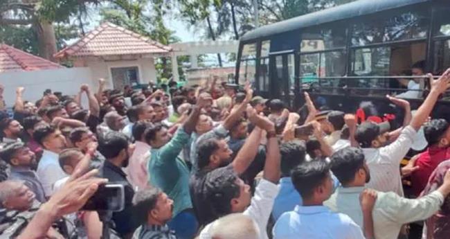 സൂ​ര​ജ് വ​ധ​ക്കേ​സ്; കു​റ്റ​വാ​ളി​ക​ൾ​ക്ക് അ​ഭി​വാ​ദ്യ​വു​മാ​യി സി​പി​എം പ്രവർത്തകർ