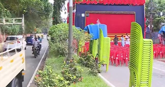 റോ​ഡി​ന് ന​ടു​വി​ൽ സി​പി​എം സ്റ്റേ​ജ്; കേ​സെ​ടു​ക്കു​മെ​ന്ന് പോ​ലീ​സ്