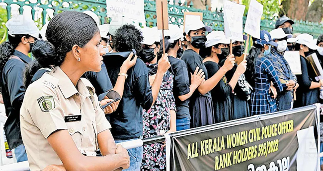 ഹാ​ള്‍ ടി​ക്ക​റ്റും റാ​ങ്ക് ലി​സ്റ്റും ക​ത്തി​ച്ച്  സി​പി​ഒ ഉ​ദ്യോ​ഗാ​ര്‍​ഥി​ക​ള്‍ മ​ട​ങ്ങി