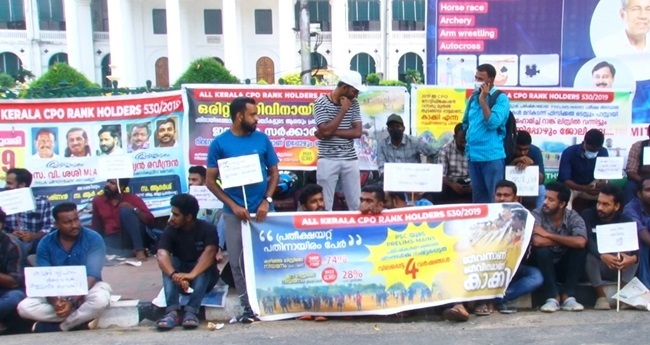 സിപിഒ ​സ​മ​രം തു​ട​രും; വെ​​​ള്ള പു​​​ത​​​ച്ച് റീ​​​ത്ത്  വച്ച് പ്ര​​​തി​​​ഷേ​​​ധി​​​ച്ച്  ഉ​​​ദ്യോ​​​ഗാ​​​ർ​​​ഥി​​​ക​​​ൾ