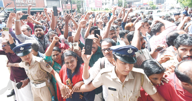 ജനസമുദ്രം സാക്ഷി