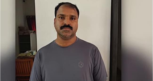 മ​ല​പ്പു​റ​ത്ത് പോ​ലീ​സ് ക​സ്റ്റ​ഡി​യി​ൽ​നി​ന്ന് അ​ധ്യാ​പ​ക​ൻ ഓ​ടി ര​ക്ഷ​പ്പെ​ട്ടു