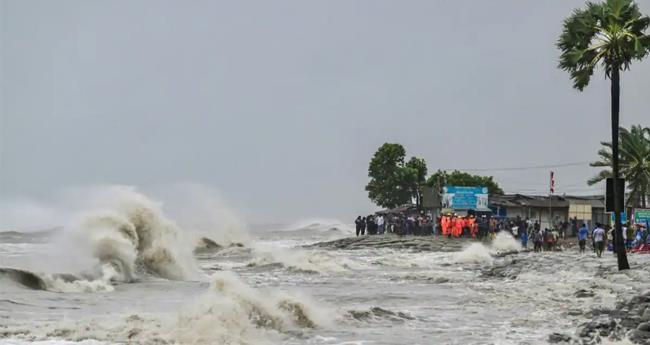റി​മാ​ൽ ചു​ഴ​ലി​ക്കാ​റ്റി​ന്‍റെ ശ​ക്തി കു​റ​ഞ്ഞു