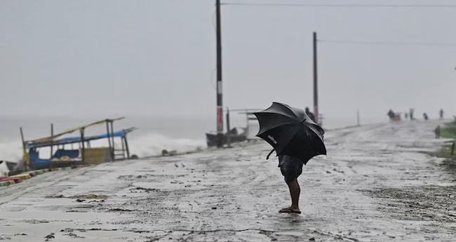 റി​മാ​ൽ ചു​ഴ​ലി​ക്കൊ​ടു​ങ്കാ​റ്റ് ക​ര​തൊ​ട്ടു