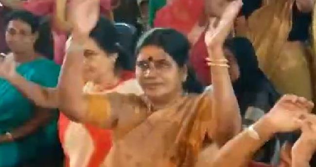 വി​ദ്യാ​ര്‍​ഥി​യു​ടെ മ​ര​ണ​ത്തെ ല​ഘൂ​ക​രി​ച്ചു; സൂം​ബാ നൃ​ത്ത​വു​മാ​യി മ​ന്ത്രി ചി​ഞ്ചു​റാ​ണി