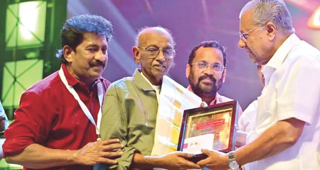 ജെ.​സി.​ ഡാ​നി​യേ​ല്‍ പു​ര​സ്‌​കാ​രം ഏ​റ്റു​വാ​ങ്ങി മ​ട​ക്കം