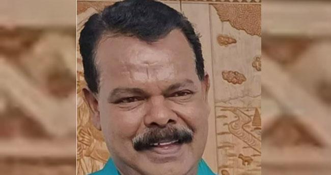 റോ​ഡി​ലേ​ക്ക് വീ​ണ മ​ൺ​കൂ​ന​യി​ലേ​ക്ക് ബൈ​ക്ക് ഇ​ടി​ച്ചു​ക​യ​റി; ഒ​രാ​ൾ​ക്ക് ദാ​രു​ണാ​ന്ത്യം