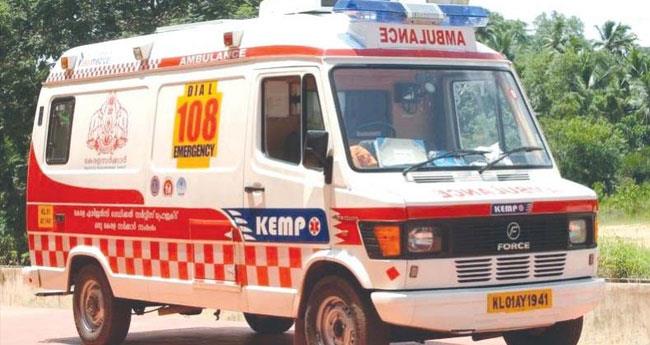 റോ​ഡി​ൽ വീ​ണ മ​ണ്‍​കൂ​ന​യി​ലേ​ക്ക് ബൈ​ക്ക് ഇ​ടി​ച്ചു​ക​യ​റി; യു​വാ​വി​ന് ദാ​രു​ണാ​ന്ത്യം