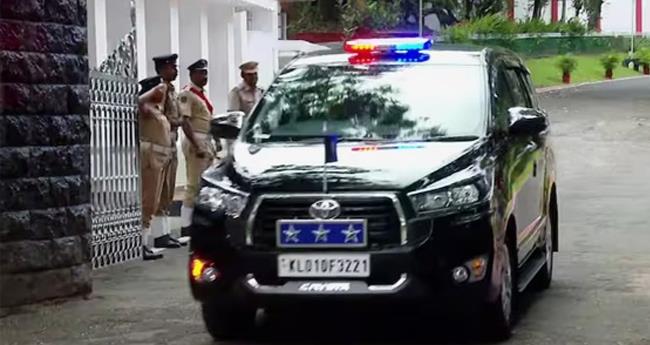 റ​വാ​ഡ ച​ന്ദ്ര​ശേ​ഖ​ര്‍ രാ​ജ്ഭ​വ​നി​ലെ​ത്തി; ഗ​വ​ര്‍​ണ​റു​മാ​യി കൂ​ടി​ക്കാ​ഴ്ച ന​ട​ത്തി