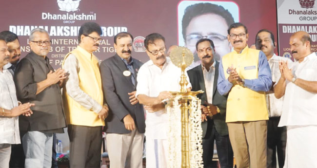 ധ​ന​ല​ക്ഷ്മി ഗ്രൂ​പ്പും ല​യ​ണ്‍​സ് ക്ല​ബ്ബും ചേ​ർ​ന്ന് 100 പേ​ർ​ക്കു കൃ​ത്രി​മ​ക്കാ​ലു​ക​ൾ ന​ൽ​കി