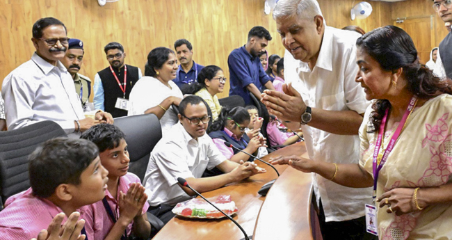 ഭി​​​​ന്ന​​​​ശേ​​​​ഷി വി​​​​ദ്യാ​​​​ര്‍​ഥി​​​​ക​​​​ള്‍​ക്ക് മ​​​​ധു​​​​രം ന​​​​ല്‍​കി ഉ​​​​പ​​​​രാ​​​ഷ്‌​​​ട്ര​​​​പ​​​​തി