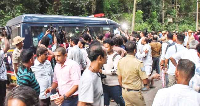 ധ​ർ​മ​സ്ഥ​ല​യി​ൽ സം​ഘ​ർ​ഷം ; കൊ​ല്ല​പ്പെ​ട്ട യു​വ​തി​യു​ടെ ബ​ന്ധു​വി​നും യുട്യൂ​ബ​ർ​മാ​ർ​ക്കും നേ​രേ കൈ​യേ​റ്റം