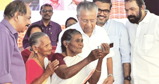 രാ​ജ്യ​ത്തെ ആ​ദ്യ സ​മ്പൂ​ർ​ണ ഡി​ജി​റ്റ​ൽ സാ​ക്ഷ​ര  സം​സ്ഥാ​ന​ പ​ദ​വി​യി​ൽ കേ​ര​ളം