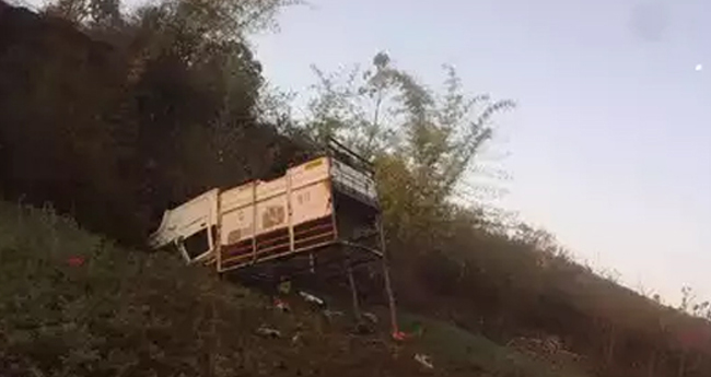 പി​ക്ക​പ് വാ​ൻ മ​റി​ഞ്ഞ് 14 പേ​ർ മ​രി​ച്ചു