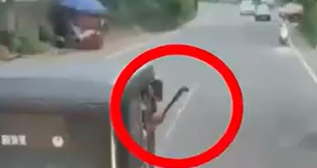 ബ​സി​നു മു​ന്നി​ല്‍ വ​ടി​വാ​ള്‍ വീ​ശി ; ഓ​ട്ടോ ഡ്രൈ​വ​ര്‍ പി​ടി​യി​ല്‍