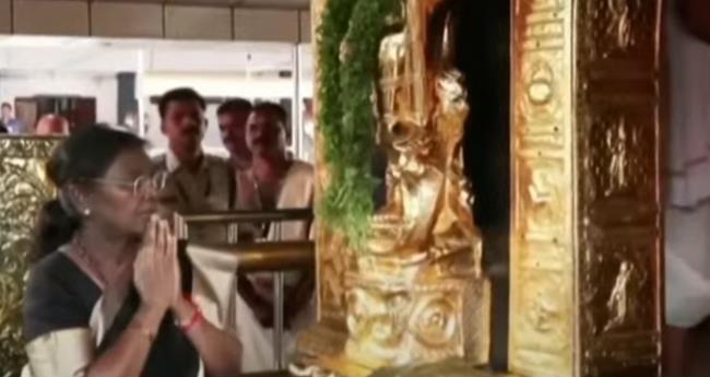 ഇ​രു​മു​ടി​ക്കെ​ട്ടേ​ന്തി പ​തി​നെ​ട്ടാം​പ​ടി ച​വി​ട്ടി രാ​ഷ്ട്ര​പ​തി; അ​യ്യ​പ്പ​നെ ദ​ർ​ശി​ച്ചു