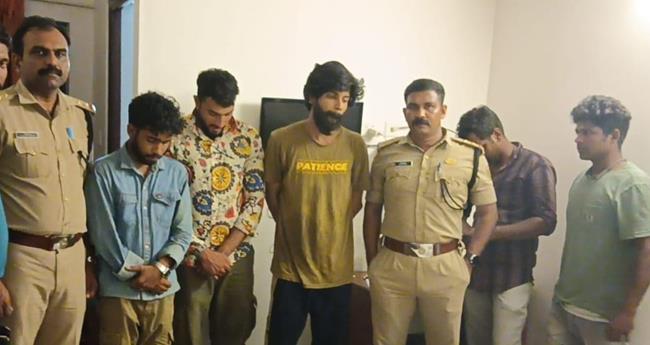 വി​ൽ​പ്പ​ന​യ്ക്ക് എ​ത്തി​ച്ച ക​ഞ്ചാ​വു​മാ​യി യു​വാ​ക്ക​ൾ പി​ടി​യി​ൽ