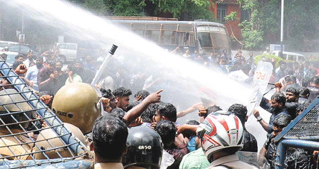 സ​മ​ര​ക്ക​ള​മാ​യി കേ​ര​ള