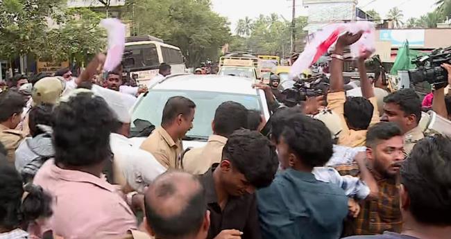 രാ​ഹു​ൽ മാ​ങ്കൂ​ട്ട​ത്തി​ലി​നെ ഡി​വൈ​എ​ഫ്ഐ പ്ര​വ​ർ​ത്ത​ക​ർ ത​ട​ഞ്ഞു; സ്ഥ​ല​ത്ത് സം​ഘ​ര്‍​ഷാ​വ​സ്ഥ