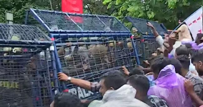 സു​രേ​ഷ് ഗോ​പി​യു​ടെ ഓ​ഫീ​സി​ലേ​ക്ക് ഡി​വൈ​എ​ഫ്ഐ മാ​ര്‍​ച്ച്; പോ​ലീ​സ് ജ​ല​പീ​ര​ങ്കി പ്ര​യോ​ഗി​ച്ചു